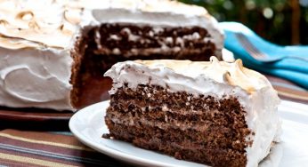 Bolo de chocolate com marshmallow