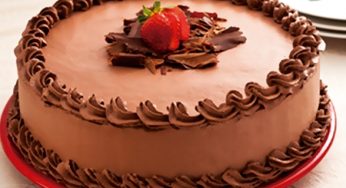 BOLO DE CHOCOLATE COM RECHEIO DE BRIGADEIRO E COBERTO COM CHANTILLY