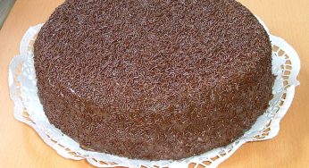 BOLO DE CHOCOLATE COM RECHEIO DE BEIJINHO E PÊSSEGO
