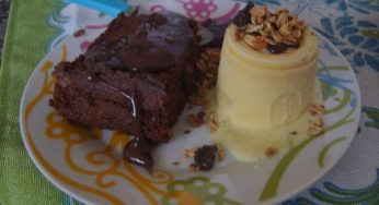 BOLO CREMOSO COM SORVETE E CALDA QUENTE